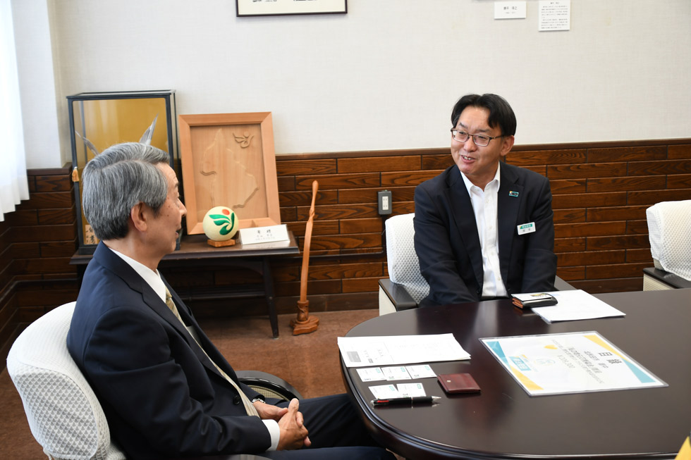 津谷市長と歓談する岸本支社長