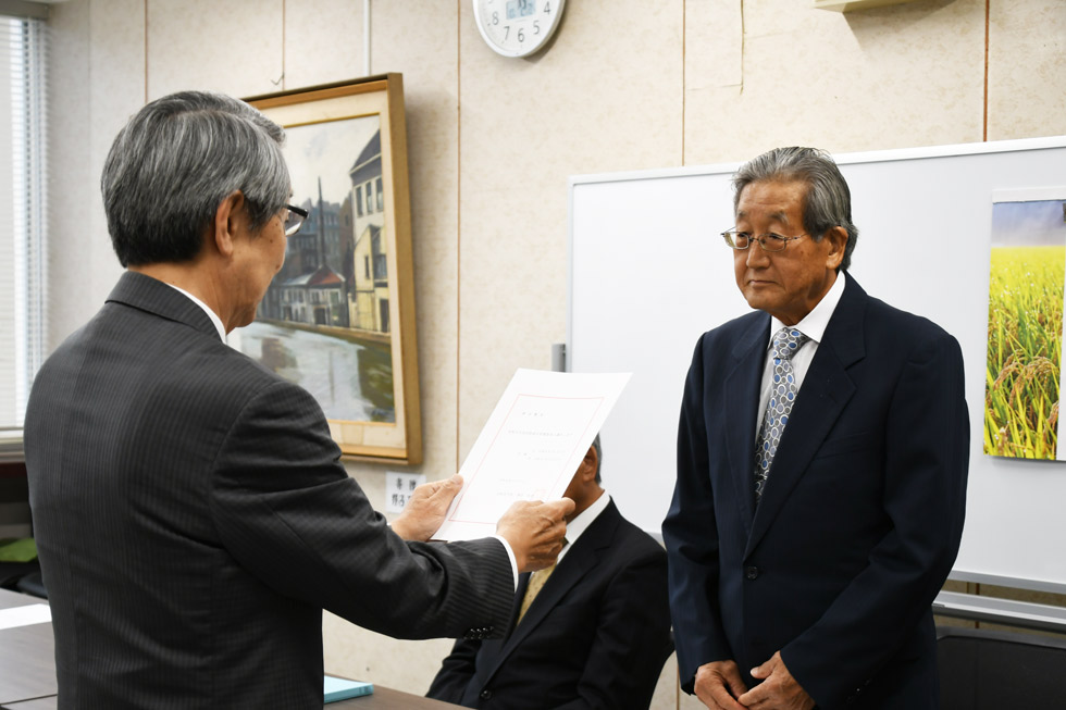 坊沢財産区管理委員に選任書を交付 [125KB]