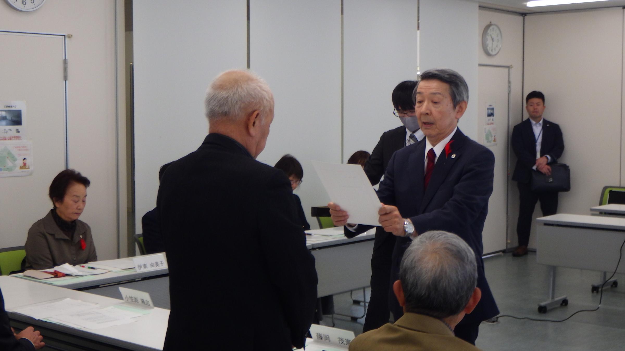 委嘱状交付の様子