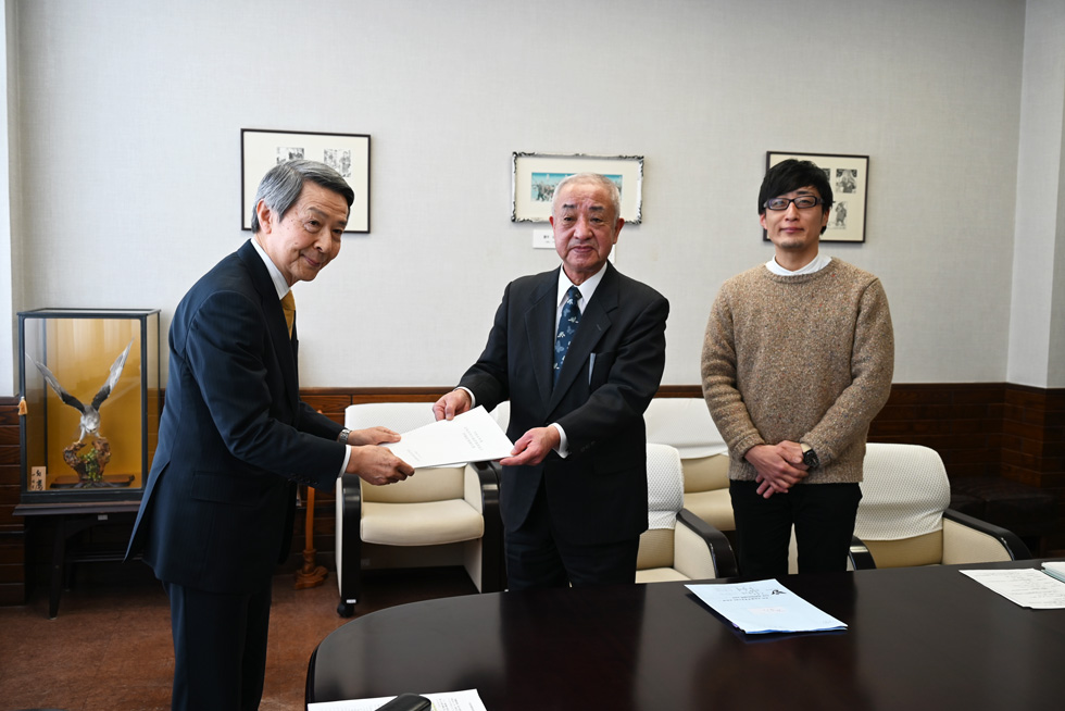 津谷市長、伊藤委員長、長谷川副委員長