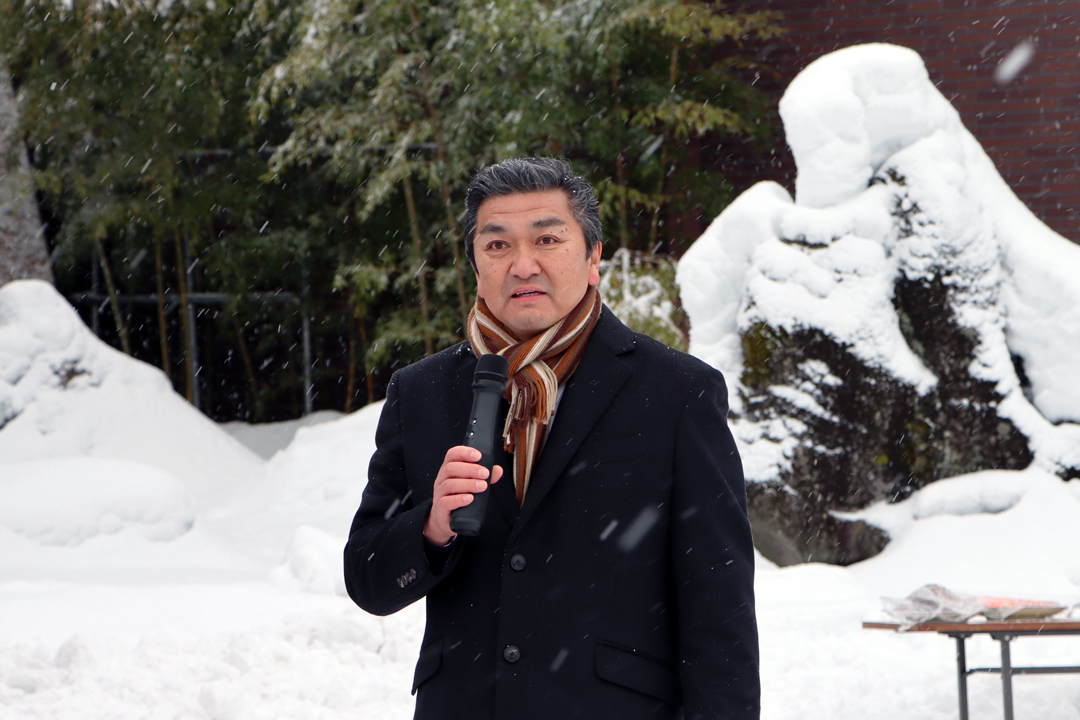 雪中田植え