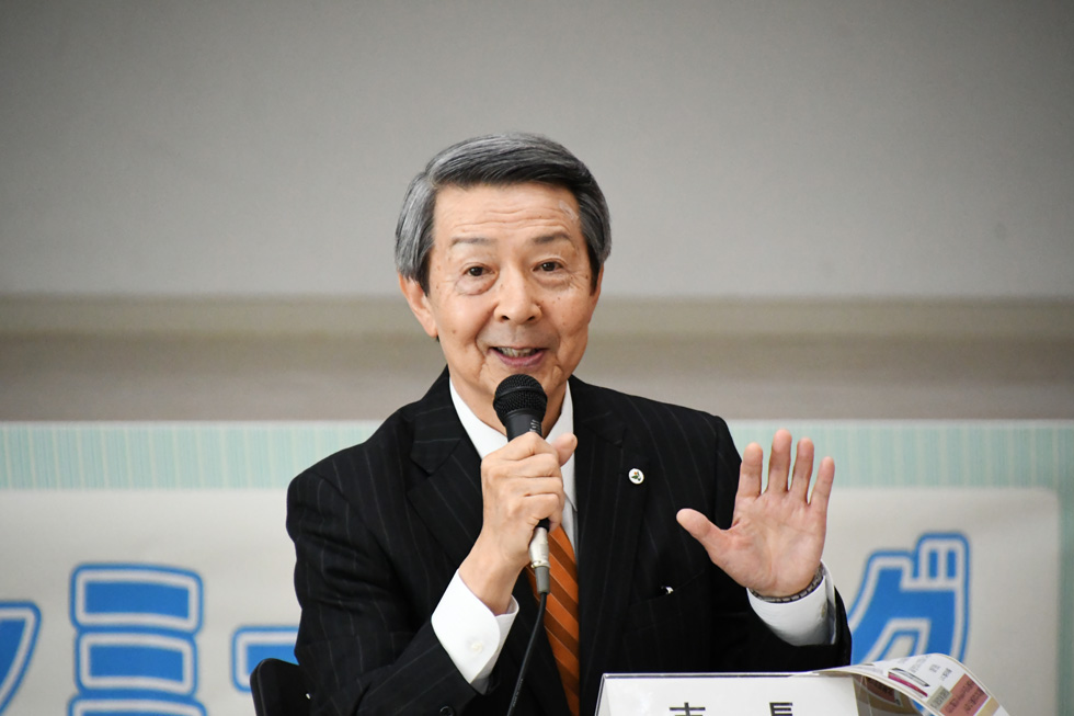 あいさつをする津谷市長