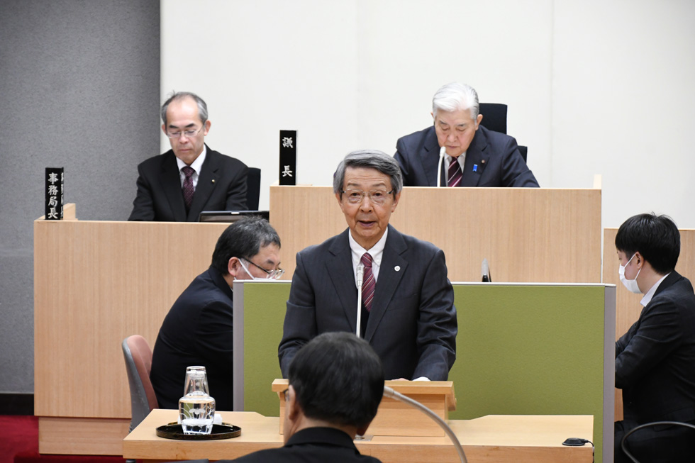 答弁する津谷市長