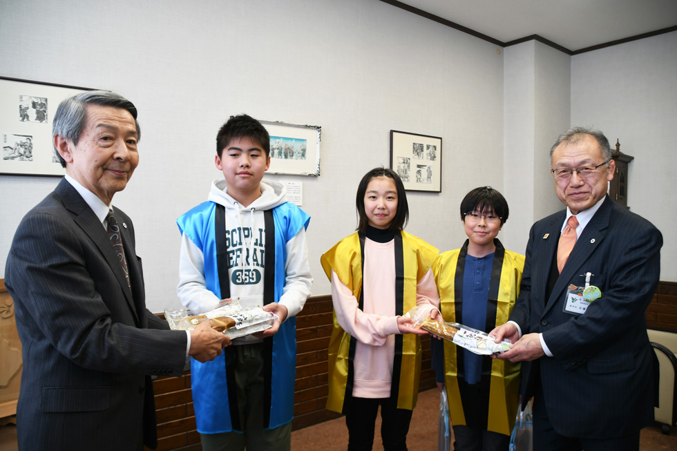合川小学校 手作りいぶりがっこの贈呈式