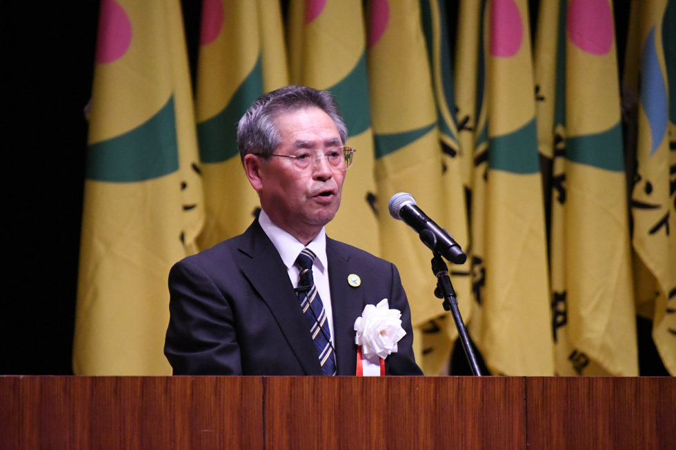 主催者あいさつを述べる成田会長