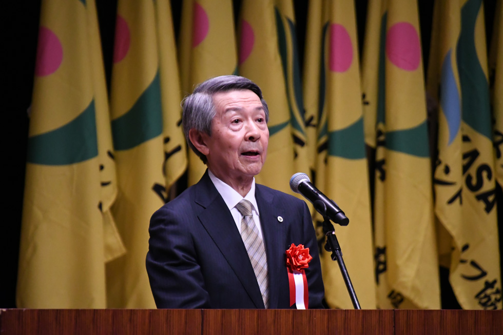 来賓祝辞を述べる津谷市長