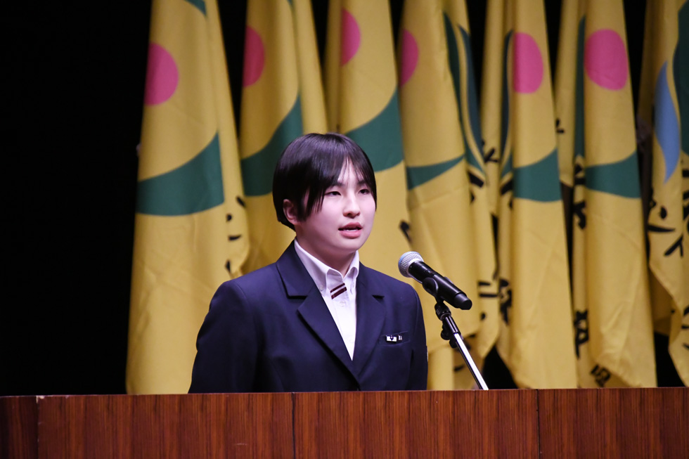 受賞者を代表して謝辞を述べる津谷さん