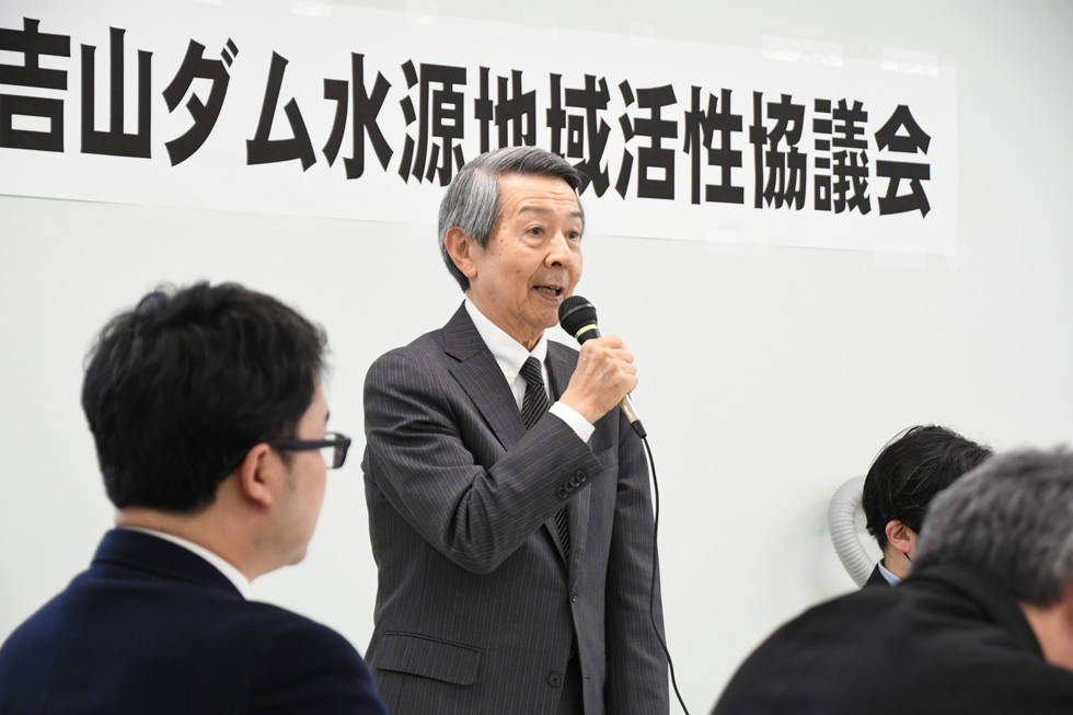 あいさつを述べる津谷市長