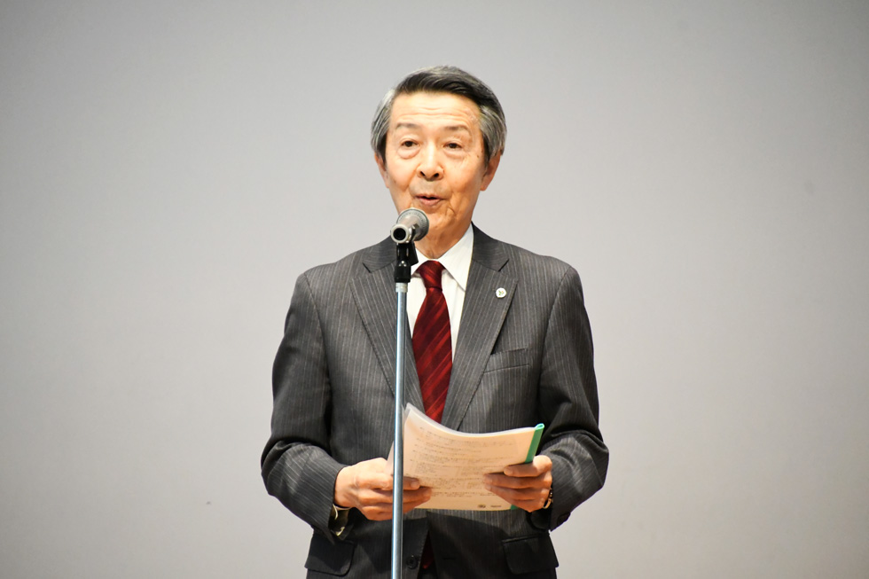 あいさつを述べる津谷市長