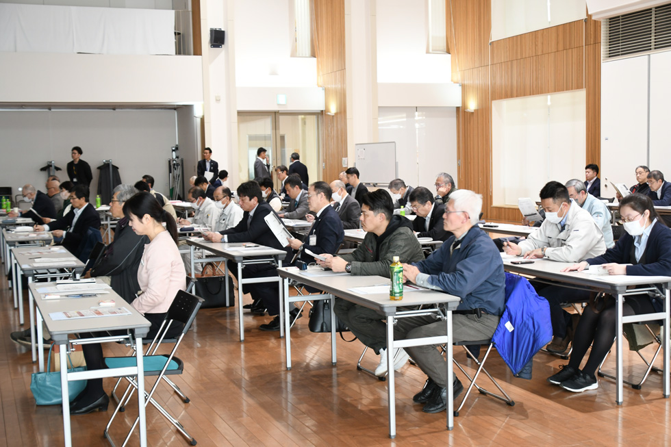 講演を聴く参加者