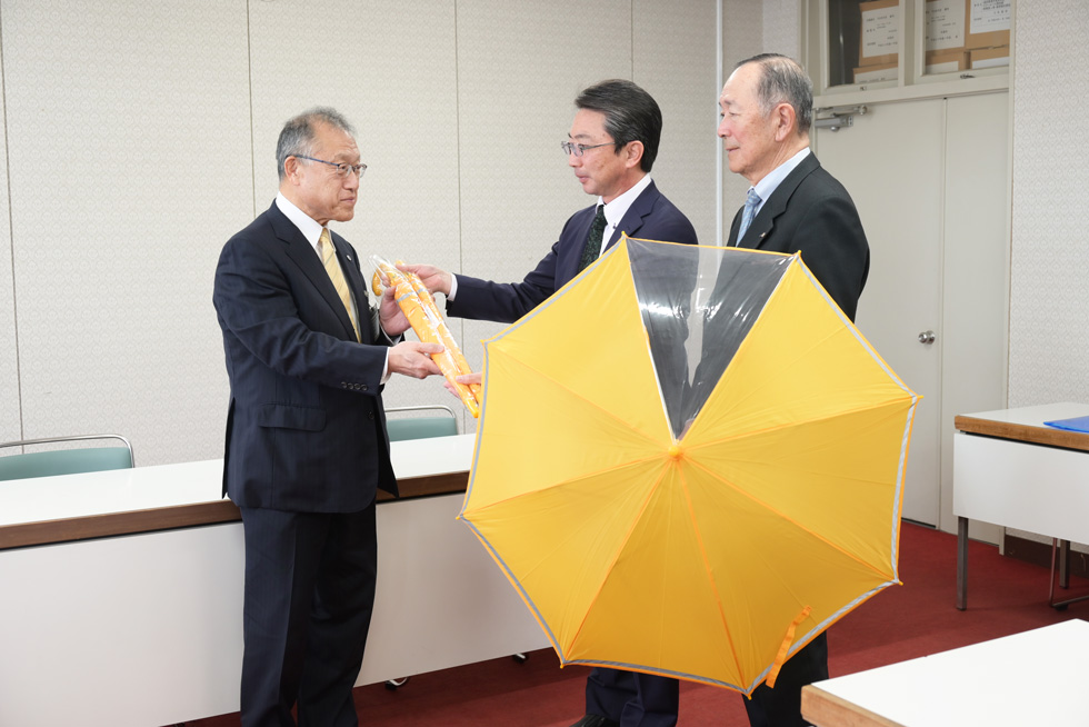 シースルー子ども反射傘贈呈式