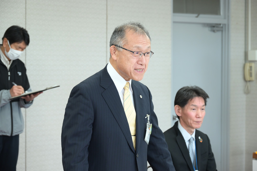 感謝の言葉を述べる佐藤教育長