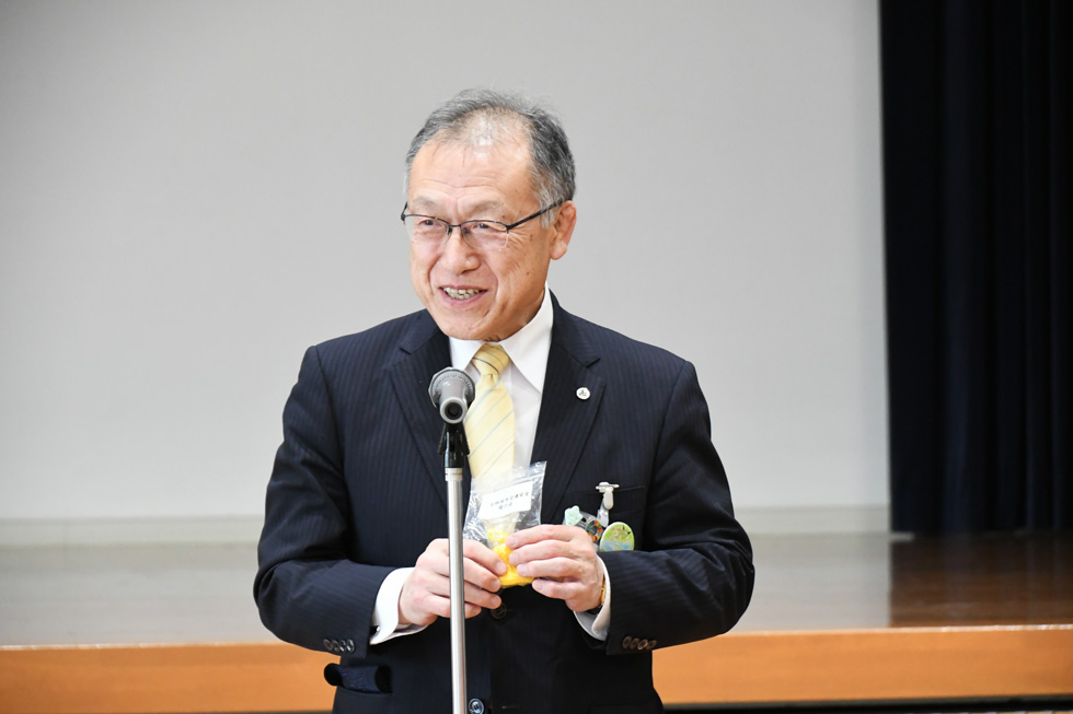 お礼の言葉を述べる佐藤教育長