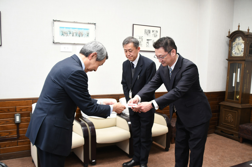 贈呈式の様子