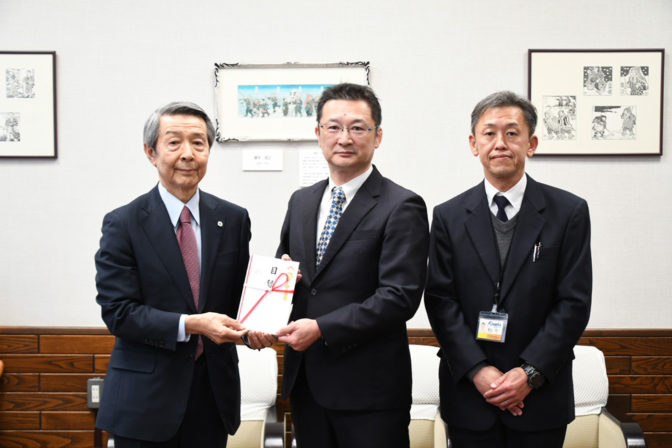 津谷市長、金森登志雄さん、畠山浩一さん