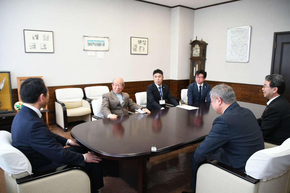 伴さんと歓談する副市長