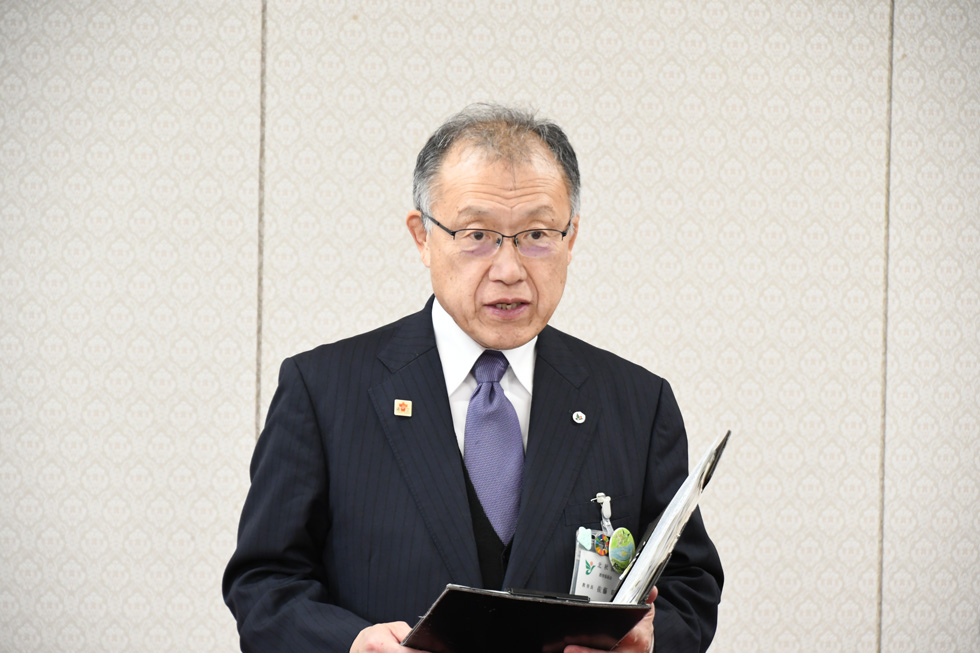 あいさつを述べる佐藤教育長