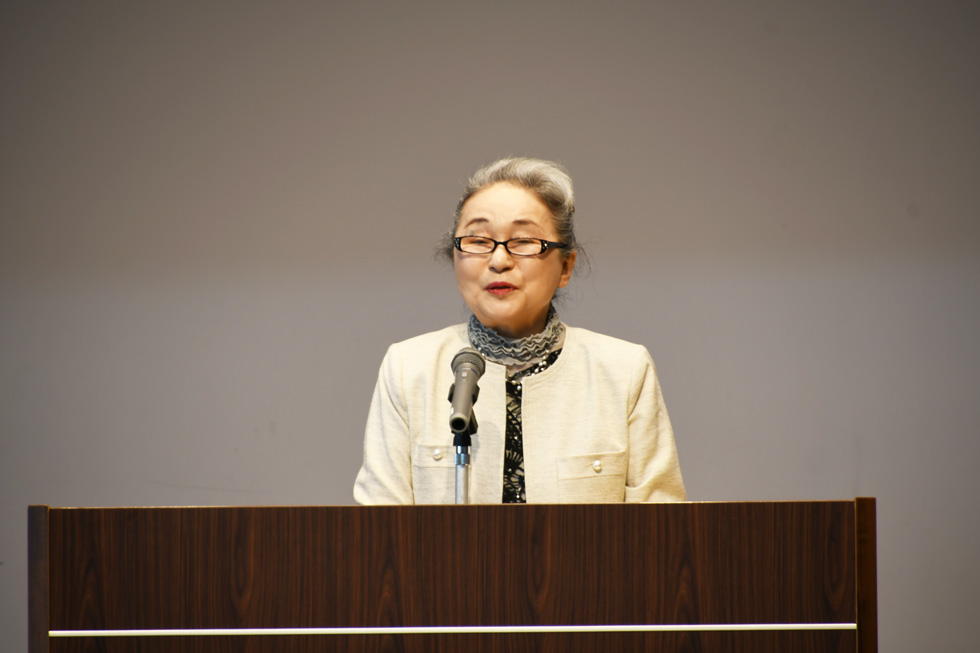 あいさつをする小塚会長