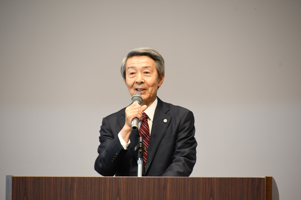 あいさつをする津谷市長