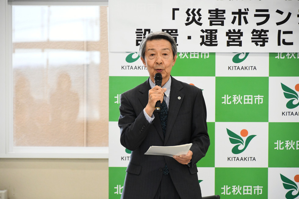 あいさつをする津谷市長
