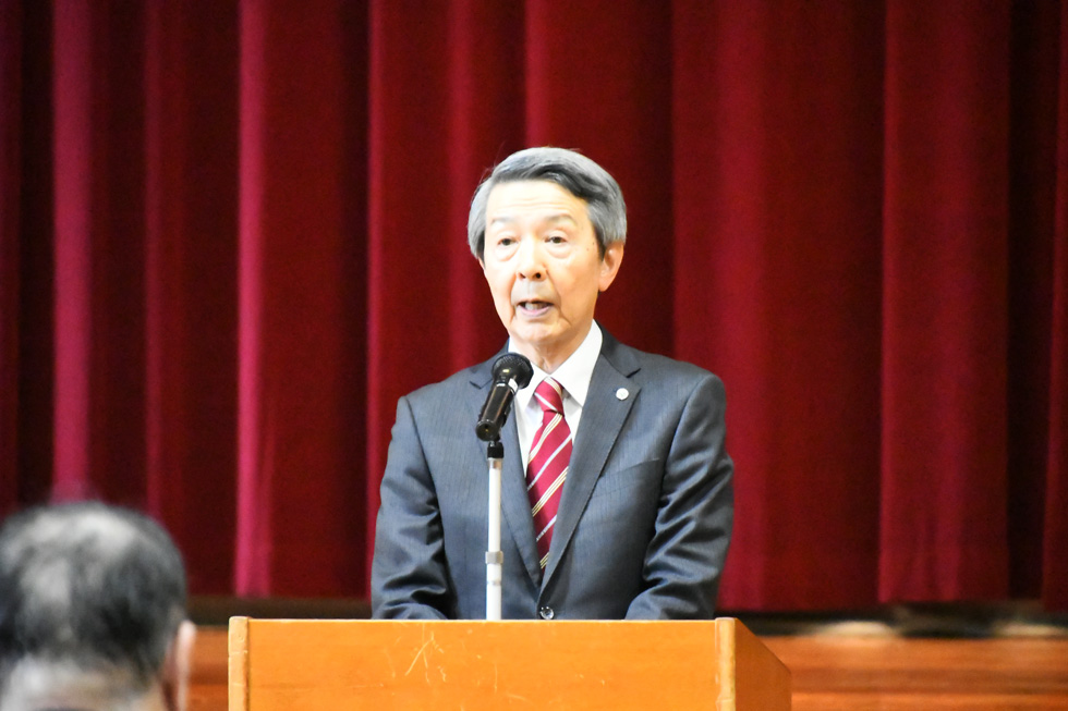 あいさつをする津谷市長