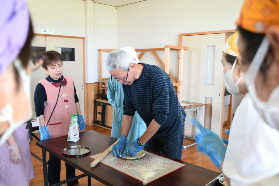 生地の伸ばし方や形成を教える山田さん