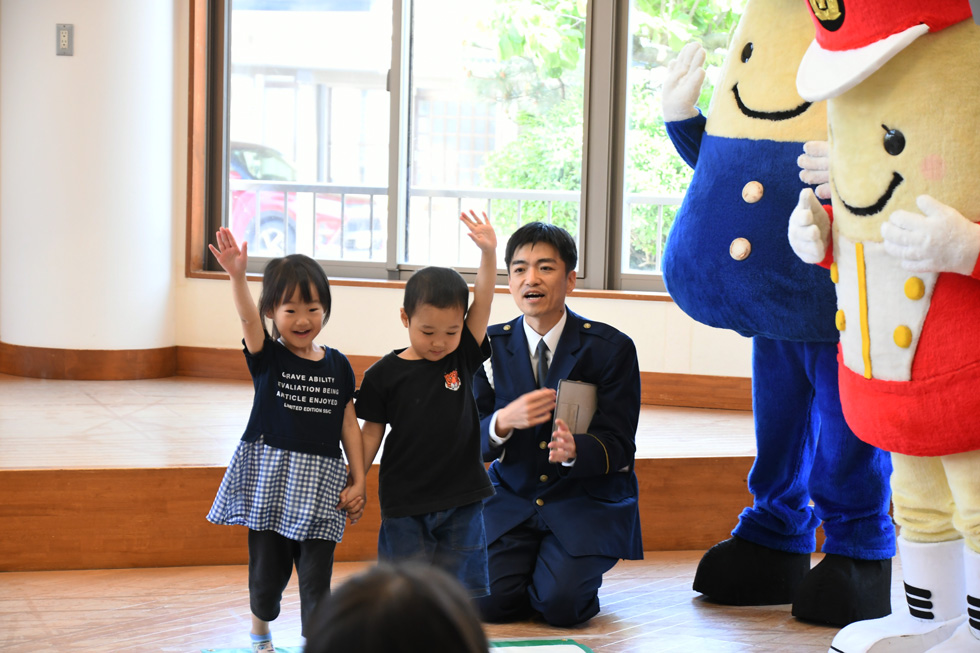 手を挙げて元気に横断！