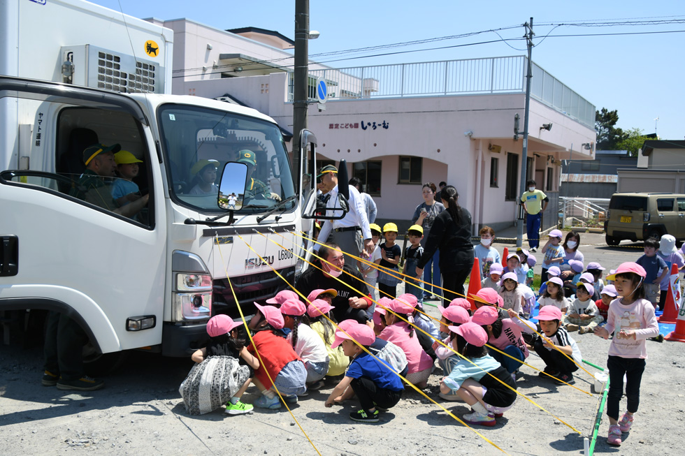 トラックに乗ってドライバーの死角を実感