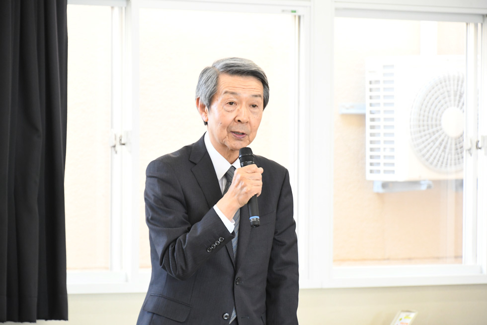 あいさつをする津谷市長