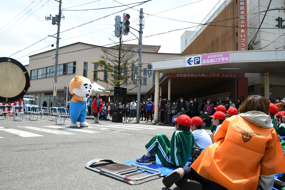 子どもたちは「あーまん」登場に大喜び！