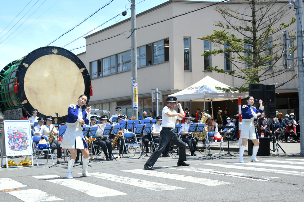 秋田県警察音楽隊による演奏とパフォーマンス