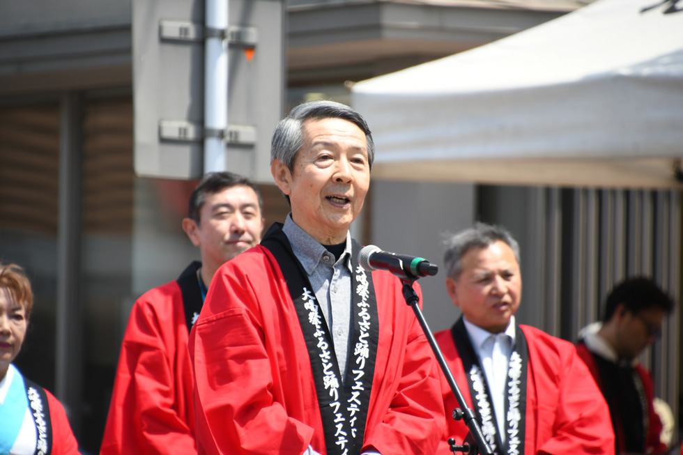 あいさつをする津谷市長