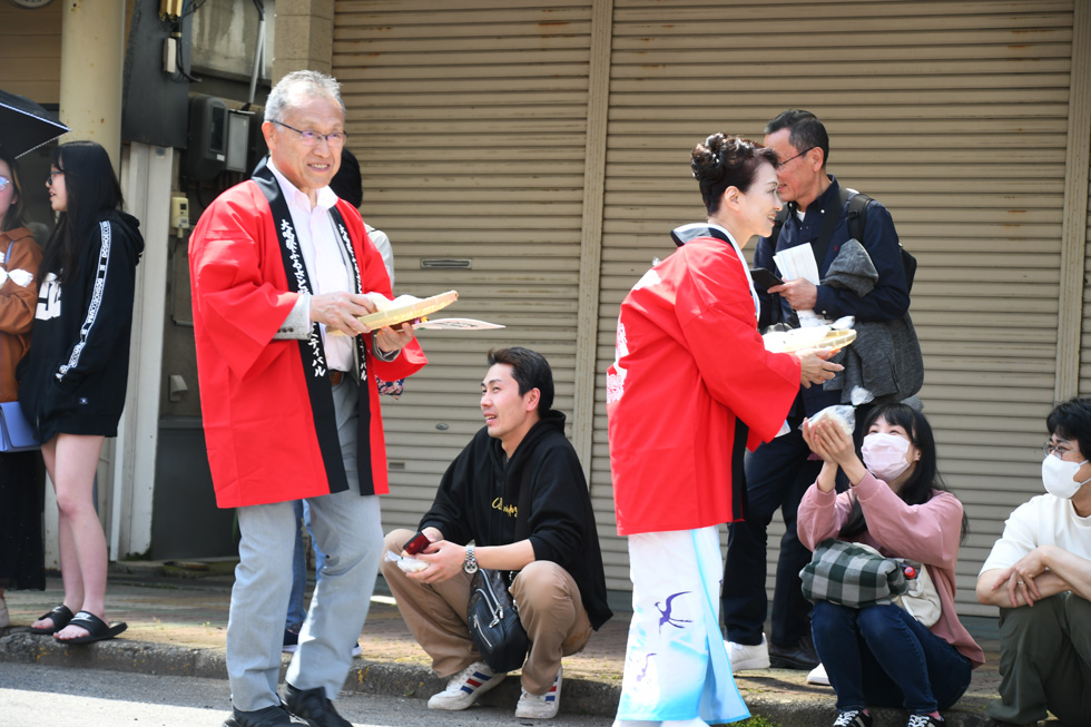 訪れた方々にお餅を振る舞う