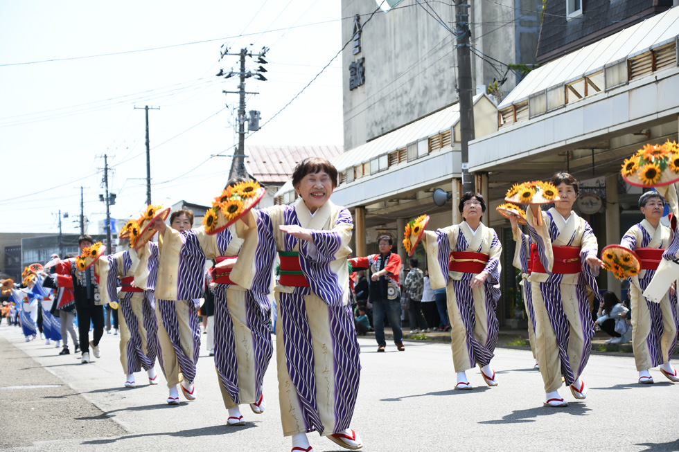 ふるさと踊りを楽しむ方々