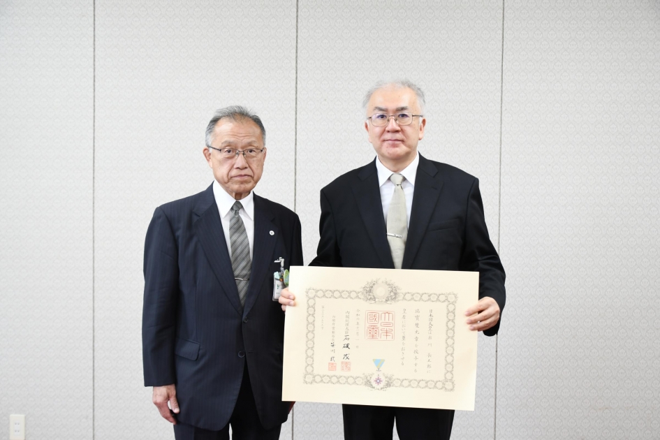 叙勲に輝く人々 写真集 昭和57年 甲信越版 新潟県 長野県 山梨県 叙勲に輝く人々 写真集 昭和57年 甲信越版 新潟県 長野県 山梨