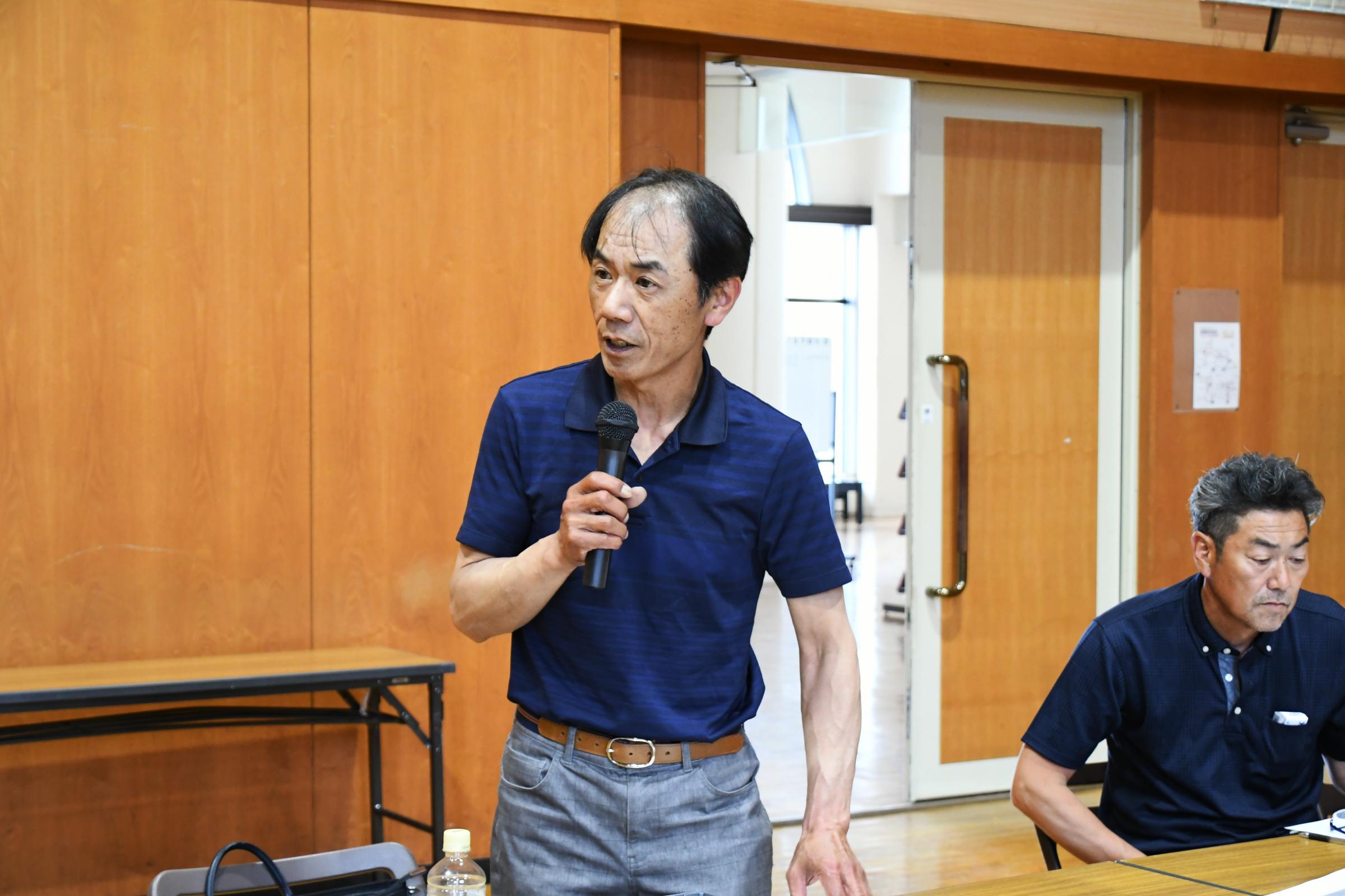 あいさつをする若松さん