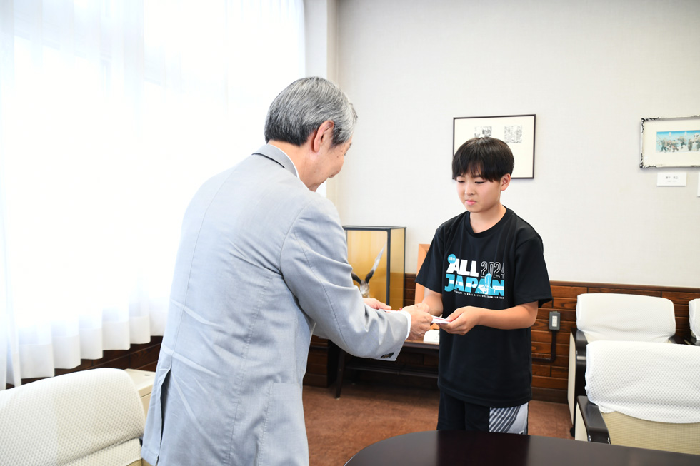 目録の贈呈
