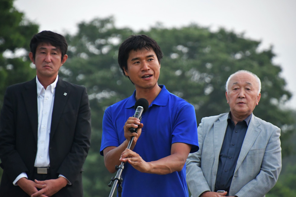 あいさつをする中嶋委員長