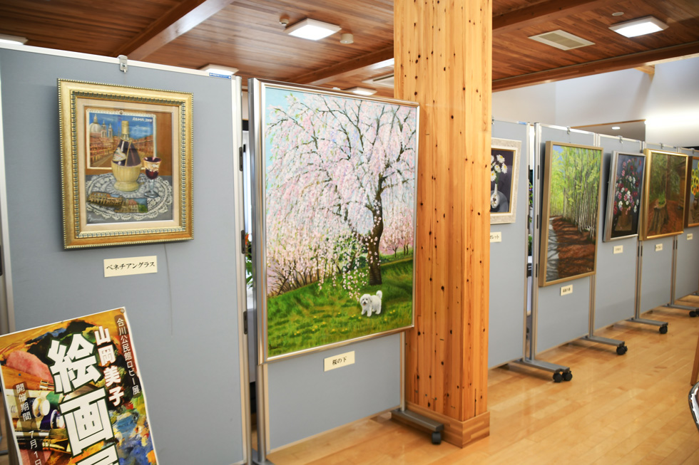 山岡美子さんの絵画展示