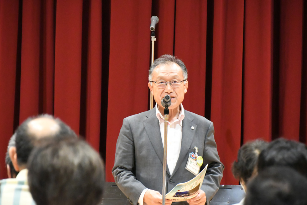祝辞を述べる佐藤教委長