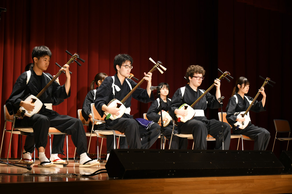 弘前大学津軽三味線サークルの演奏