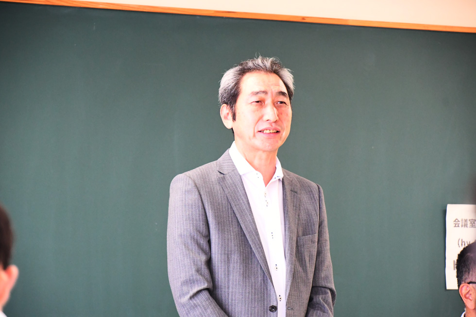 選手を激励する小塚会長