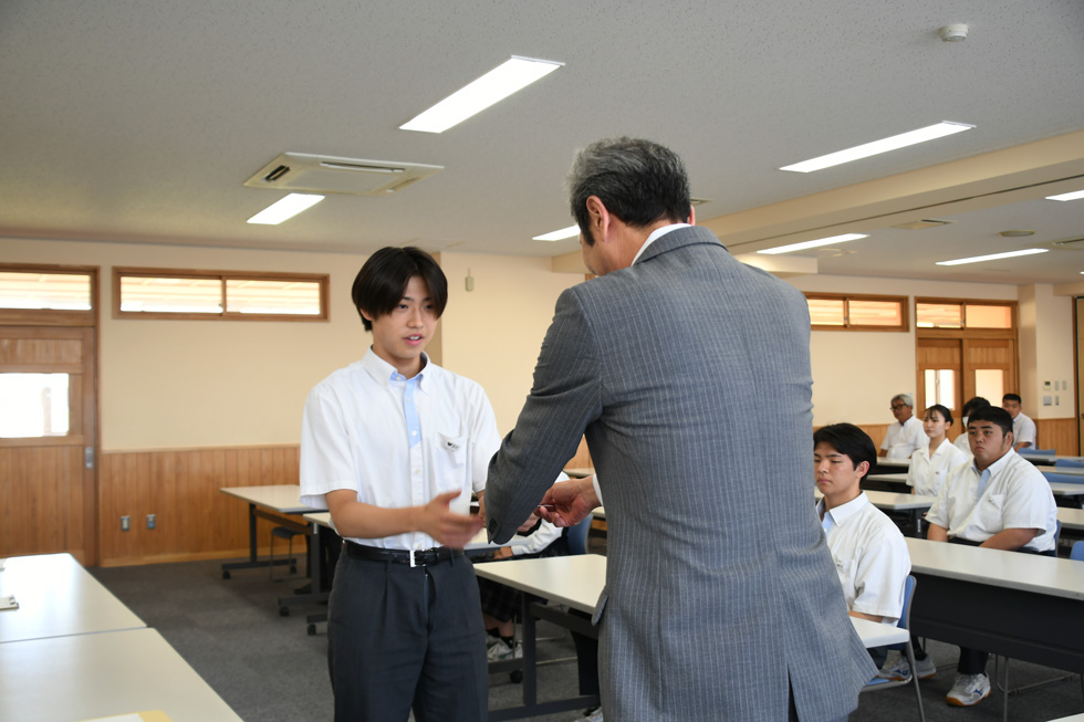 激励費を受け取る板橋さん