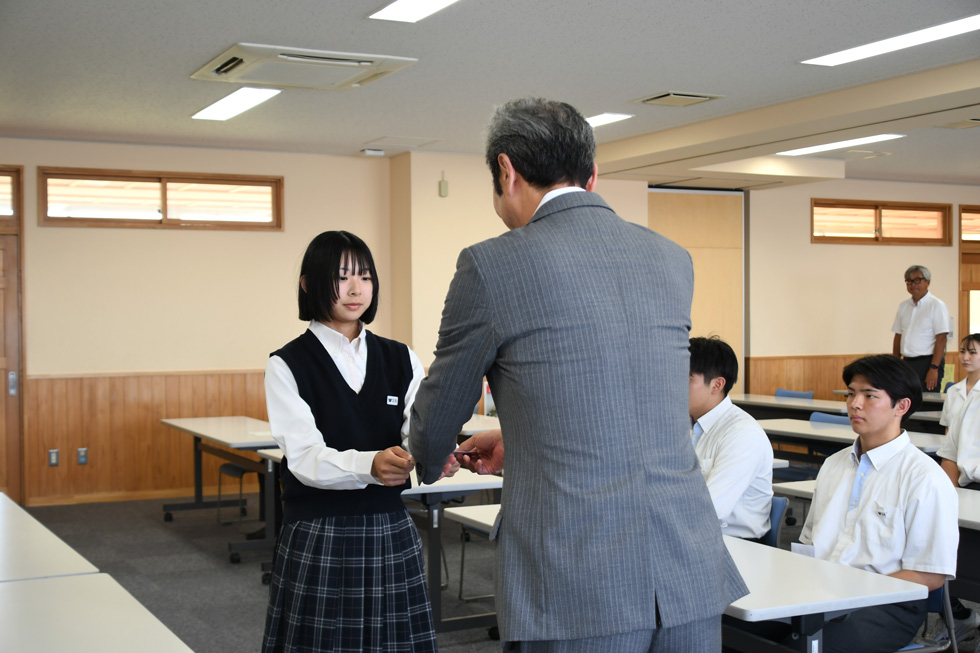 激励費を受け取る杉渕さん