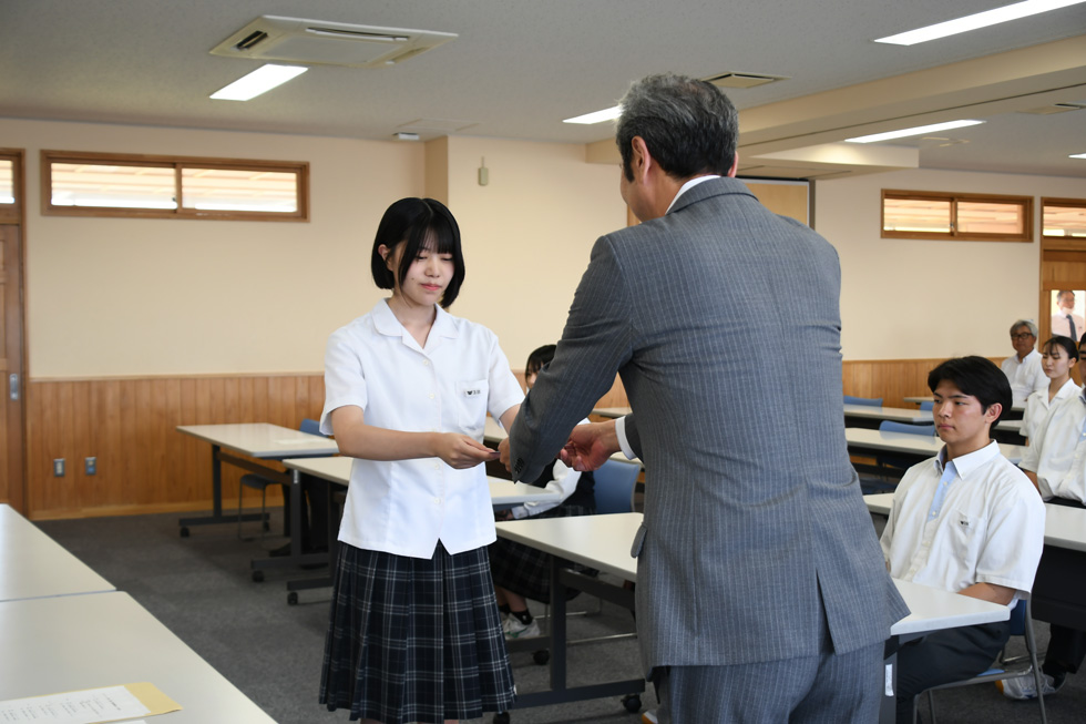 激励費を受け取る梶原さん