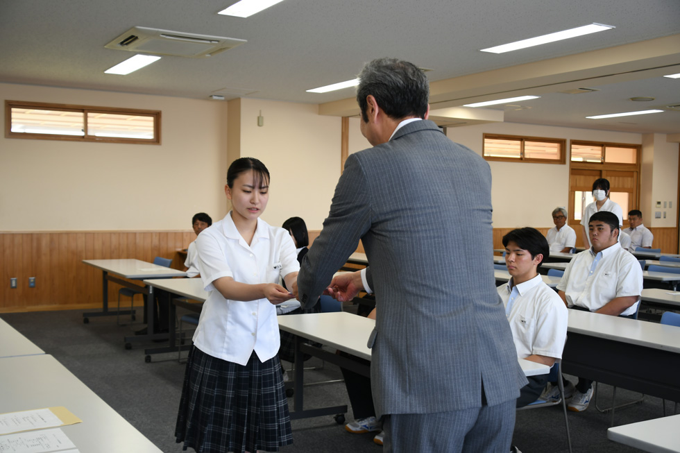 激励費を受け取る小森さん