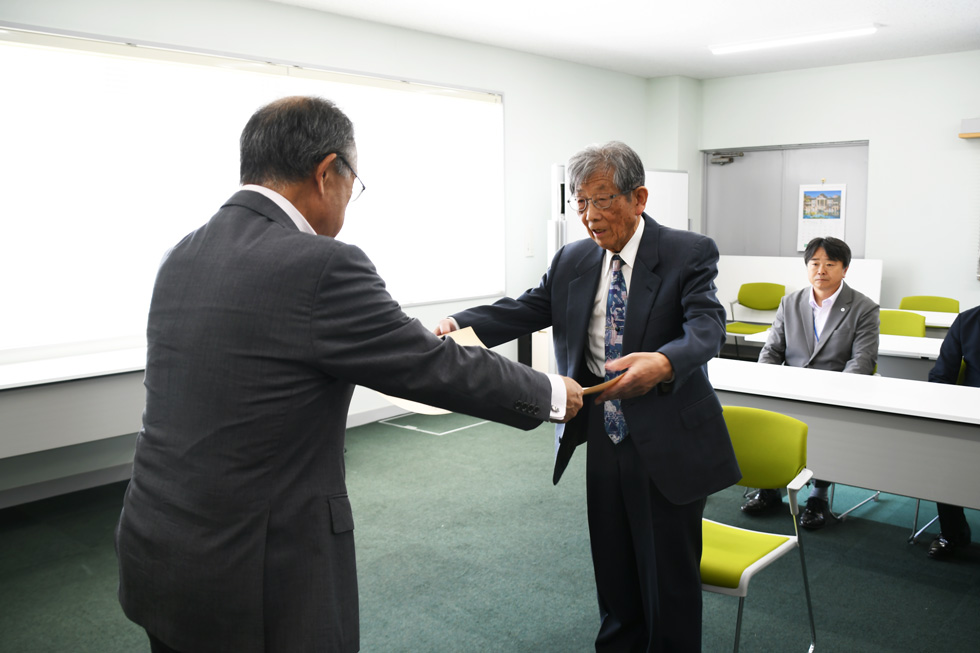 勲記を受け取る五十嵐さん