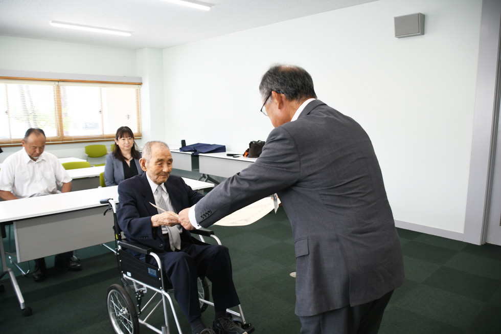 勲記を受け取る伊藤さん