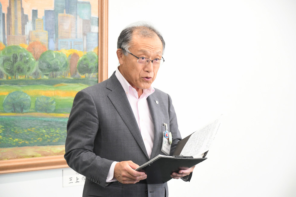 お祝いの言葉を述べる佐藤教育長
