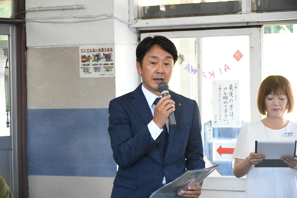 あいさつをする長峰社長